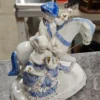 Porcelanowa figurka – dama i kawaler na koniu