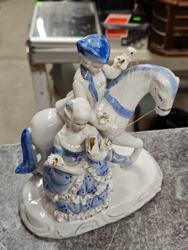 Porcelanowa figurka – dama i kawaler na koniu