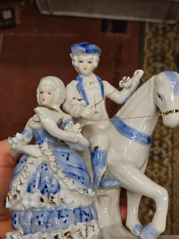 Porcelanowa figurka – dama i kawaler na koniu
