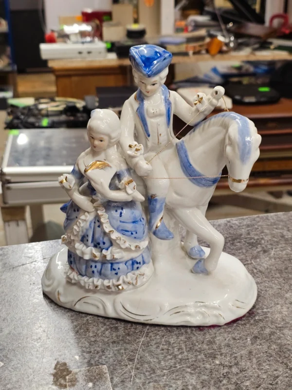 Porcelanowa figurka – dama i kawaler na koniu