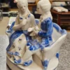 Figurka porcelanowa para na sofie – niebiesko-biała
