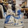 Figurka porcelanowa para na sofie – niebiesko-biała