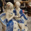 Figurka porcelanowa para na sofie – niebiesko-biała