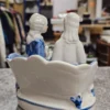 Figurka porcelanowa para na sofie – niebiesko-biała