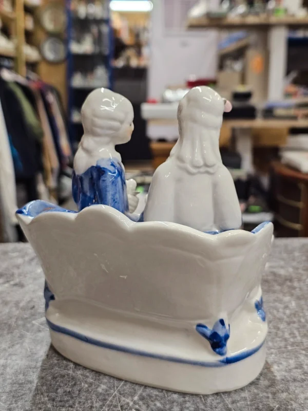 Figurka porcelanowa para na sofie – niebiesko-biała