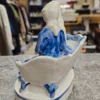 Figurka porcelanowa para na sofie – niebiesko-biała