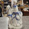 Figurka porcelanowa para z koniem – biało-niebieska