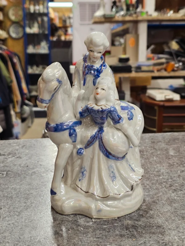 Figurka porcelanowa para z koniem – biało-niebieska