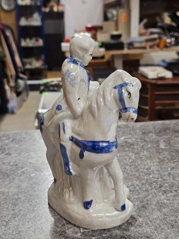 Figurka porcelanowa para z koniem – biało-niebieska