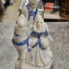 Figurka porcelanowa para z koniem – biało-niebieska