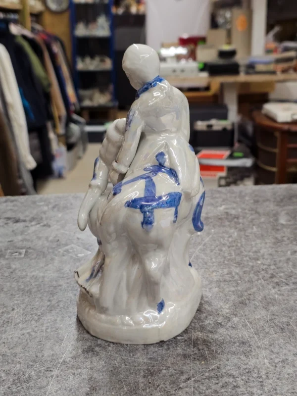 Figurka porcelanowa para z koniem – biało-niebieska
