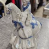 Figurka porcelanowa para z koniem – biało-niebieska