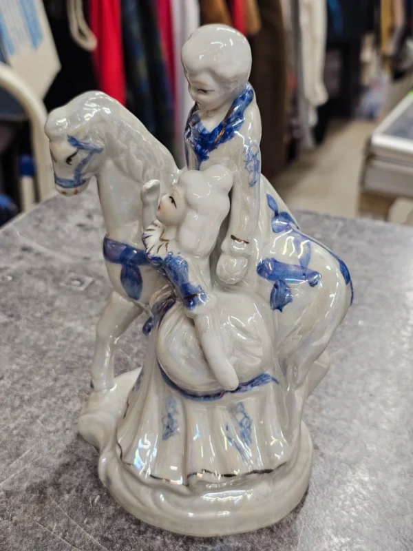 Figurka porcelanowa para z koniem – biało-niebieska
