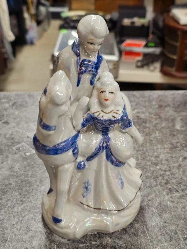 Figurka porcelanowa para z koniem – biało-niebieska
