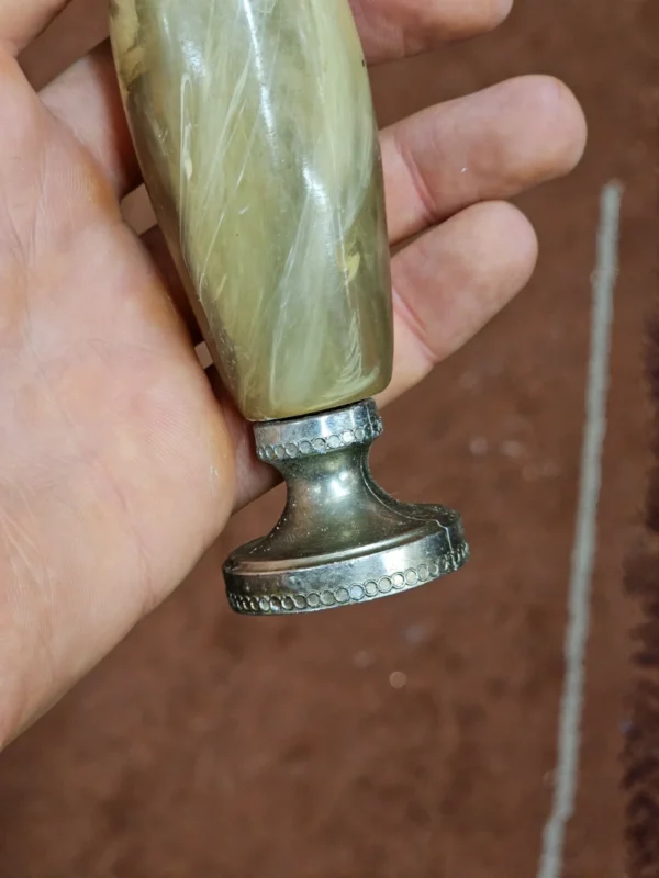 Mini wazon dekoracyjny – kamień i metal
