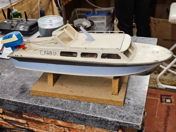 Zestaw RC, 2 łodzie modelarskie Carina & Marina + elektronika, piloty, części
