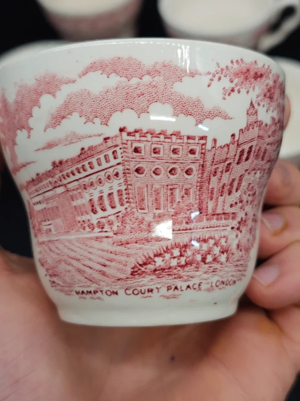 Zestaw filiżanek i kubek „Hampton Court Palace” English Ironstone China
