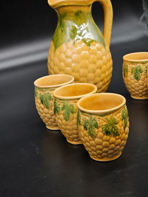 Zestaw ceramiczny dzban + 6 kubeczków – styl rustykalny, wytłaczane winogrona i liście winorośli