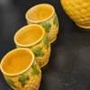 Zestaw ceramiczny dzban + 6 kubeczków – styl rustykalny, wytłaczane winogrona i liście winorośli