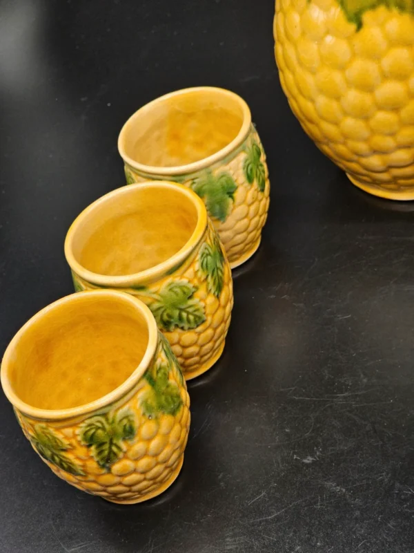 Zestaw ceramiczny dzban + 6 kubeczków – styl rustykalny, wytłaczane winogrona i liście winorośli