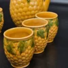 Zestaw ceramiczny dzban + 6 kubeczków – styl rustykalny, wytłaczane winogrona i liście winorośli