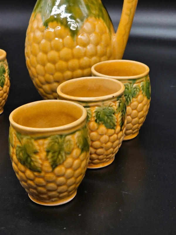 Zestaw ceramiczny dzban + 6 kubeczków – styl rustykalny, wytłaczane winogrona i liście winorośli