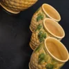 Zestaw ceramiczny dzban + 6 kubeczków – styl rustykalny, wytłaczane winogrona i liście winorośli