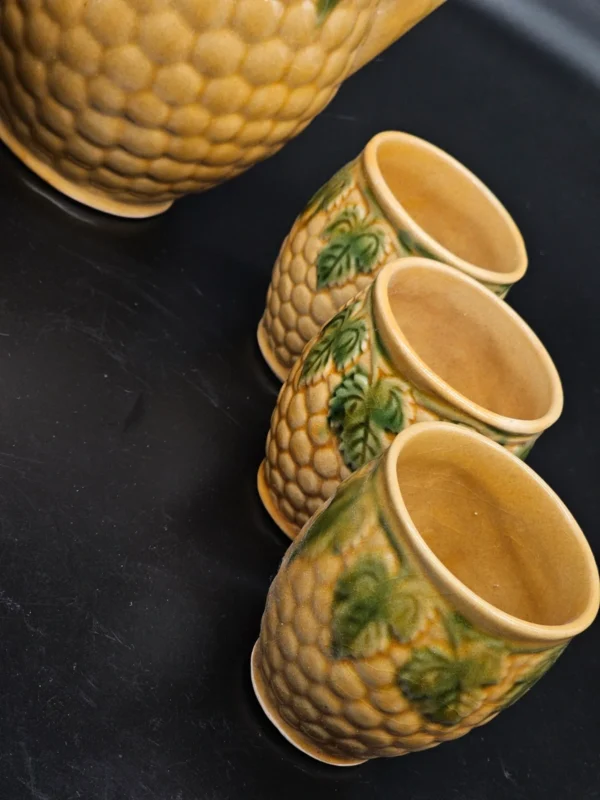 Zestaw ceramiczny dzban + 6 kubeczków – styl rustykalny, wytłaczane winogrona i liście winorośli