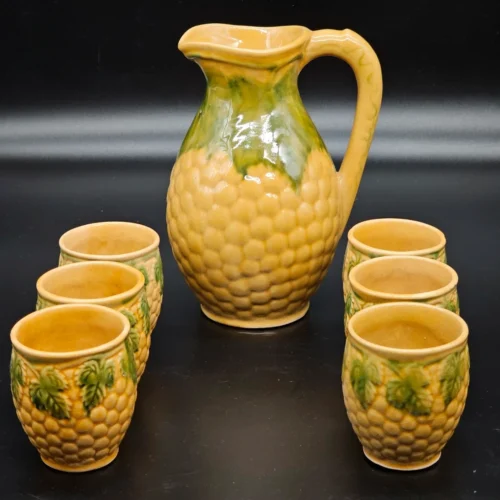 Zestaw ceramiczny dzban + 6 kubeczków – styl rustykalny, wytłaczane winogrona i liście winorośli