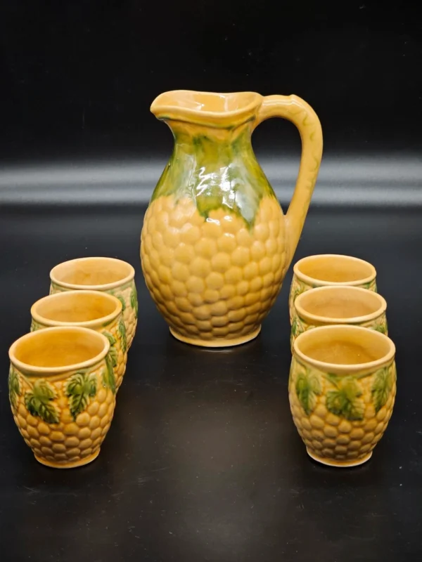 Zestaw ceramiczny dzban + 6 kubeczków – styl rustykalny, wytłaczane winogrona i liście winorośli