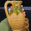 Zestaw ceramiczny dzban + 6 kubeczków – styl rustykalny, wytłaczane winogrona i liście winorośli