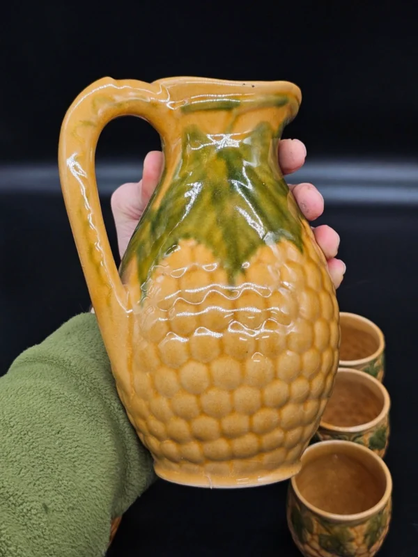 Zestaw ceramiczny dzban + 6 kubeczków – styl rustykalny, wytłaczane winogrona i liście winorośli