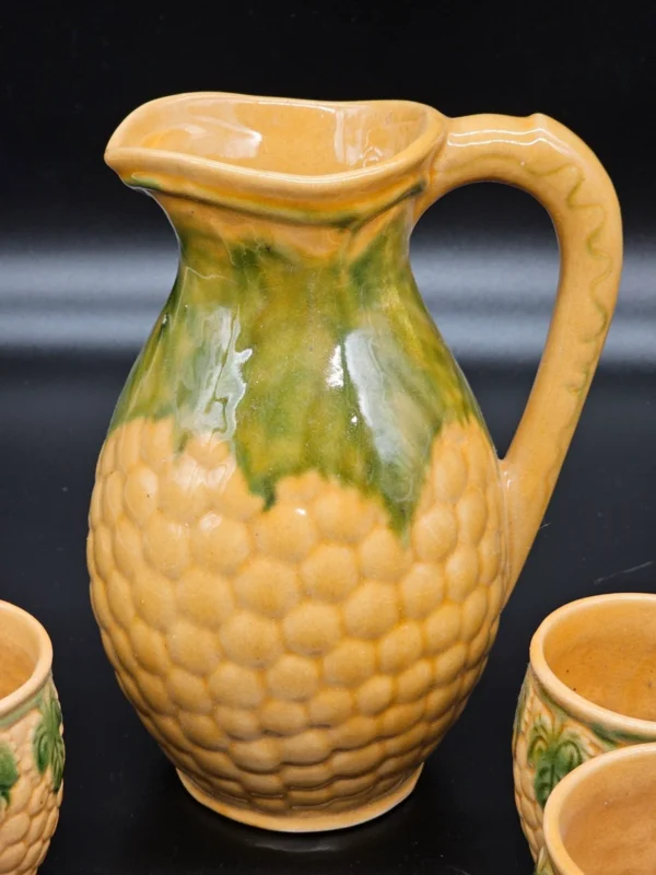 Zestaw ceramiczny dzban + 6 kubeczków – styl rustykalny, wytłaczane winogrona i liście winorośli