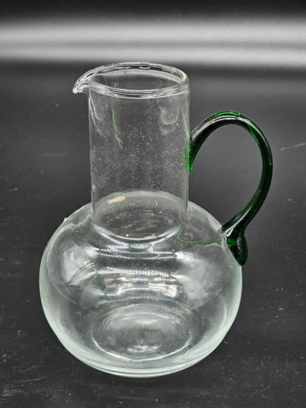 Szklany dzbanek z zielonym uchem, Made in Italy – ręcznie formowany, 19 cm