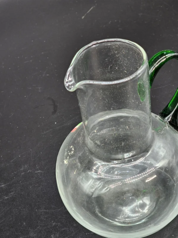 Szklany dzbanek z zielonym uchem, Made in Italy – ręcznie formowany, 19 cm