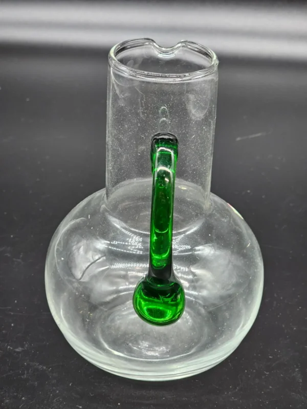 Szklany dzbanek z zielonym uchem, Made in Italy – ręcznie formowany, 19 cm