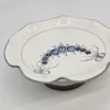 Patera na nóżce z kwiatowym motywem – ręcznie malowana ceramika vintage, 24 cm