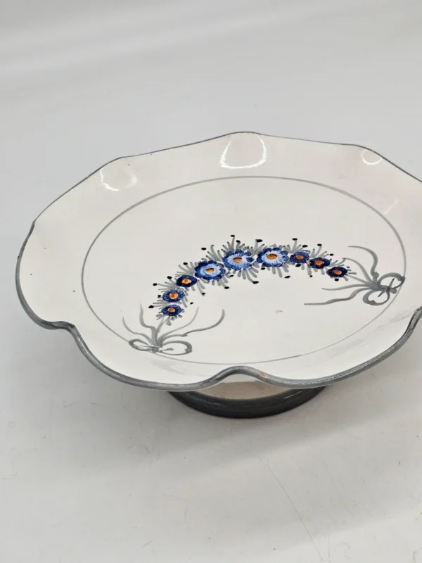 Patera na nóżce z kwiatowym motywem – ręcznie malowana ceramika vintage, 24 cm