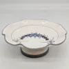 Patera na nóżce z kwiatowym motywem – ręcznie malowana ceramika vintage, 24 cm