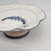 Patera na nóżce z kwiatowym motywem – ręcznie malowana ceramika vintage, 24 cm