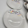 Zestaw 7 talerzy porcelitowych Tułowice – wzór geometryczny Memphis, lata 90.