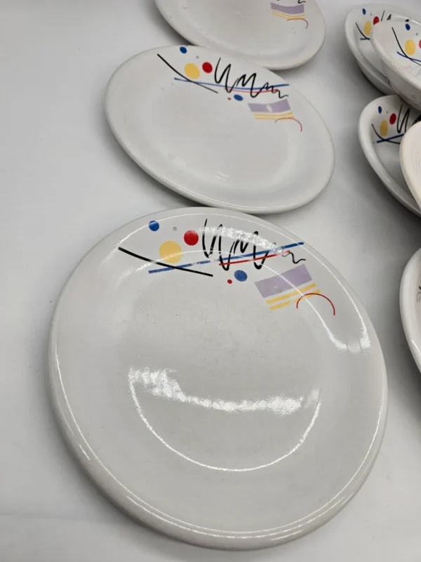 Zestaw 7 talerzy porcelitowych Tułowice – wzór geometryczny Memphis, lata 90.