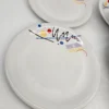 Zestaw 7 talerzy porcelitowych Tułowice – wzór geometryczny Memphis, lata 90.