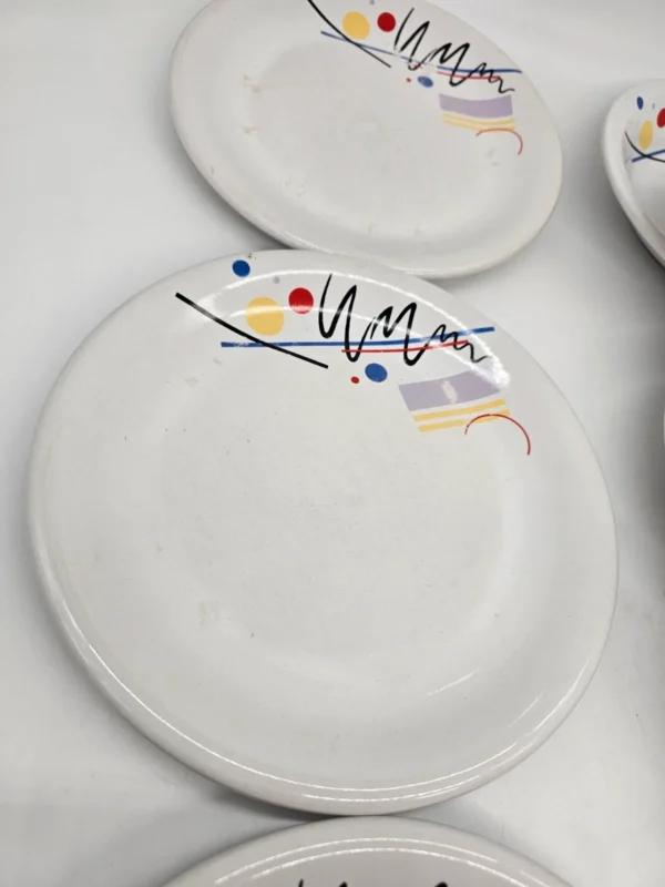 Zestaw 7 talerzy porcelitowych Tułowice – wzór geometryczny Memphis, lata 90.