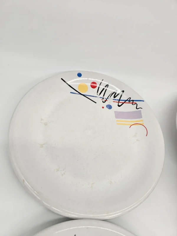 Zestaw 7 talerzy porcelitowych Tułowice – wzór geometryczny Memphis, lata 90.