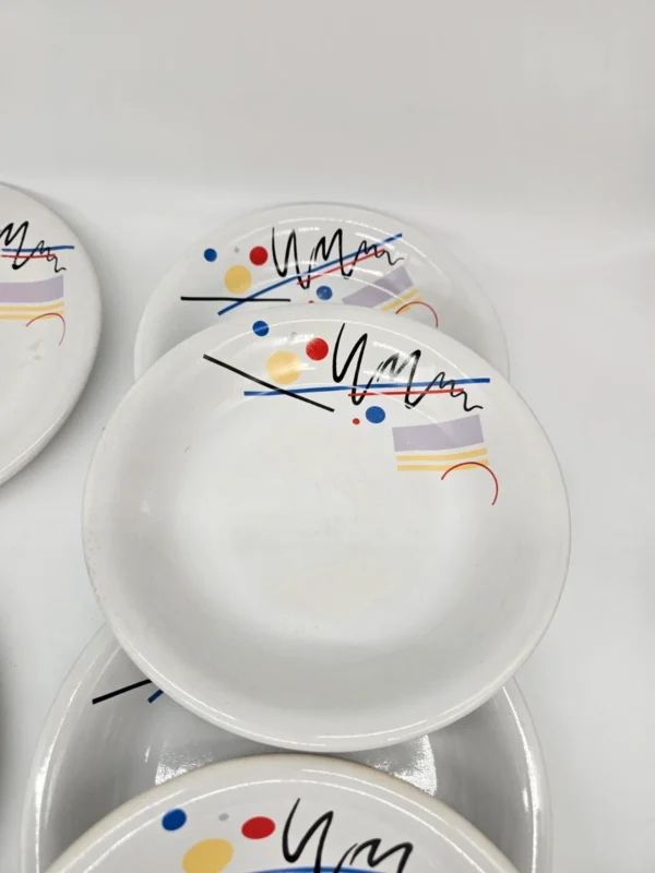 Zestaw 7 talerzy porcelitowych Tułowice – wzór geometryczny Memphis, lata 90.