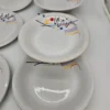 Zestaw 7 talerzy porcelitowych Tułowice – wzór geometryczny Memphis, lata 90.