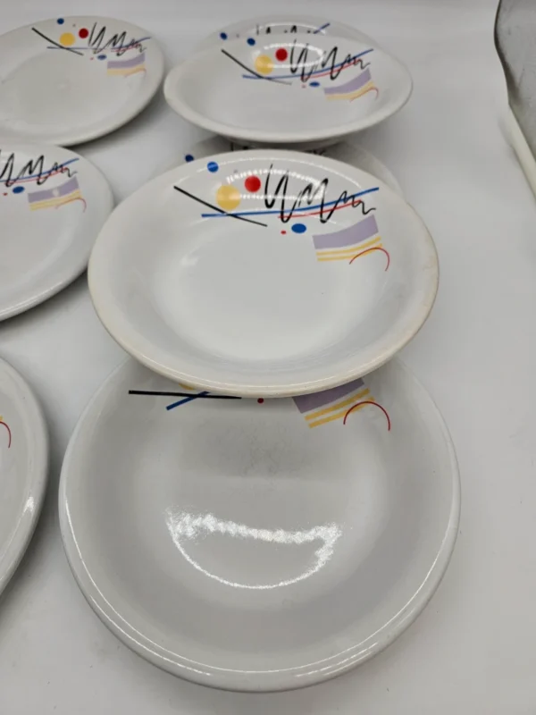 Zestaw 7 talerzy porcelitowych Tułowice – wzór geometryczny Memphis, lata 90.