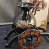 Dekoracyjny wazon z wózkiem, kwiatowy motyw orientalny, wys. 17 cm (ceramika + tworzywo)