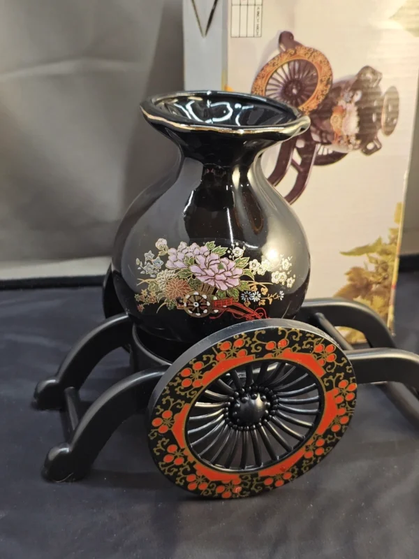 Dekoracyjny wazon z wózkiem, kwiatowy motyw orientalny, wys. 17 cm (ceramika + tworzywo)